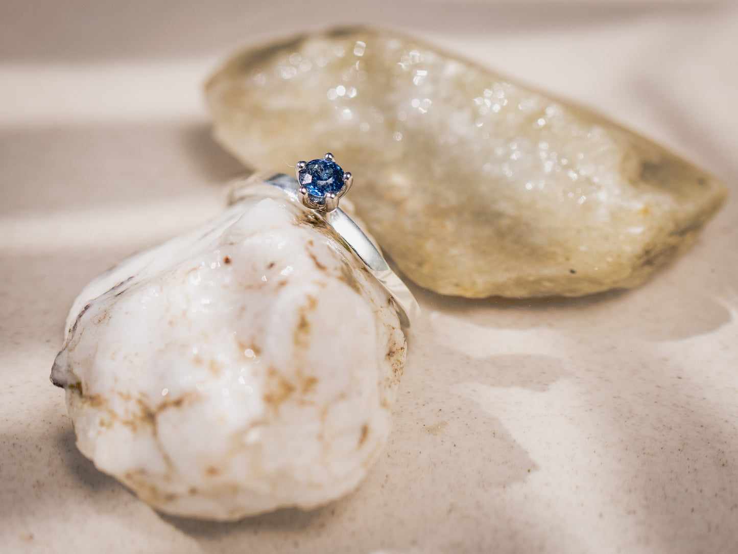 PETITE Ring- antiker Burma-Saphir 14k Weissgold