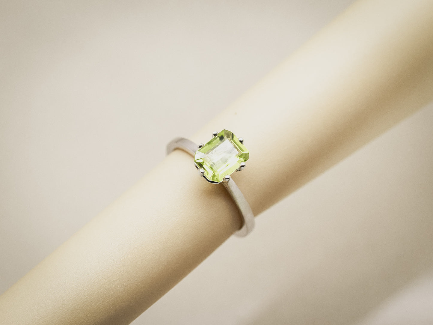 SQUARE Ring- antiker Peridot 14k Weissgold